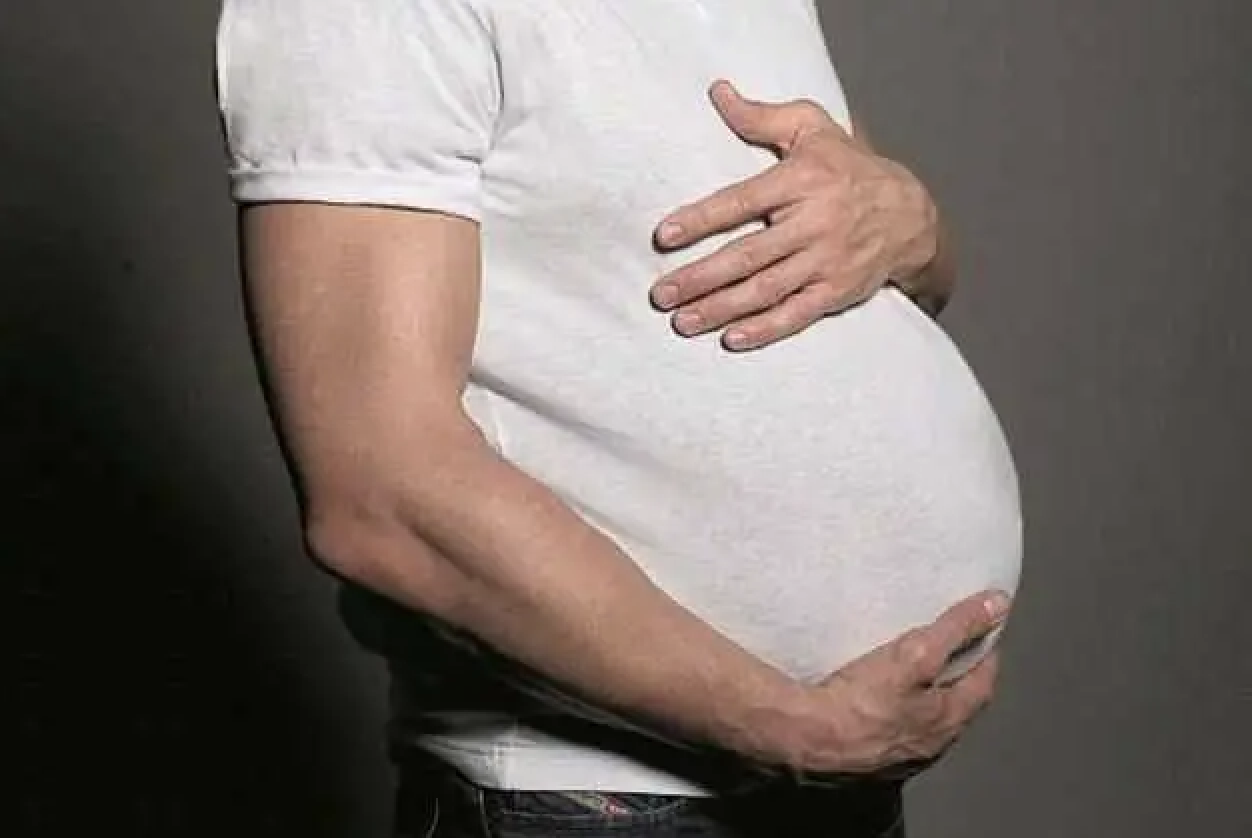Фото беременный мальчик. Беременные парни. Беременна с мужем. Мужская беременность.
